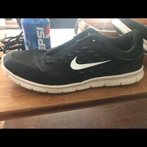 Black nike tennis shoes